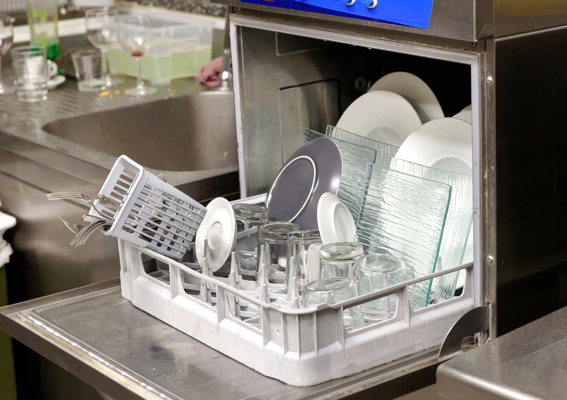 Commercial Dishwasher Q&A: Choosing The Best for Your Needs